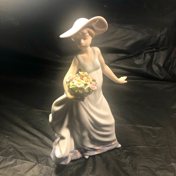Lladro Victorian girl with flowers and pink hat 9” EUC circa 1980 - Picture 2 of 10
